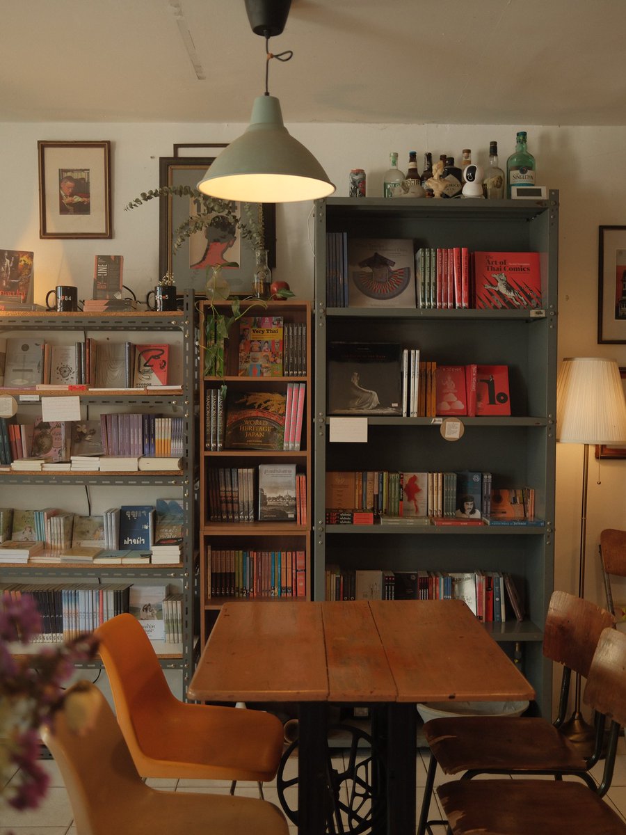 ununfah's tweet image. A Book with No Name 
📍 maps.app.goo.gl/RC6vXynVX6AfGb…
ร้านหนังสือเล็กๆแถวสามเสนที่มีกาแฟขายนิดหน่อย แต่สิ่งที่ดีที่สุดคือมีน้องแมววิ่งเล่นมาคอย entertain ช่วยฮีลใจได้เป็นอย่างดี แถมเหมาะมานั่งอ่านหนังสือ เพราะร้านปิดดึกทีเดียว ช่วงนี้มีแมวเด็กมาใหม่ด้วย ทาสแมวต้องชอบแน่ๆ 
🕕 จ.-ศ.…