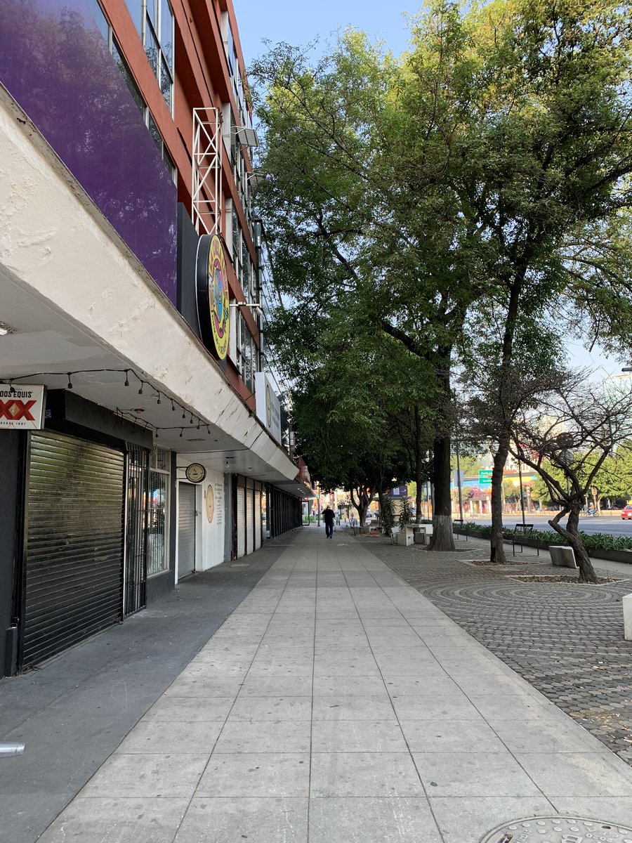 soykul's tweet image. Wey no MAMES que me crucé con el set de Johanne Sacreblu, sede del emblemático baile inicial y del histórico beso-francés-que-aquí-solo-es-beso-estúpida