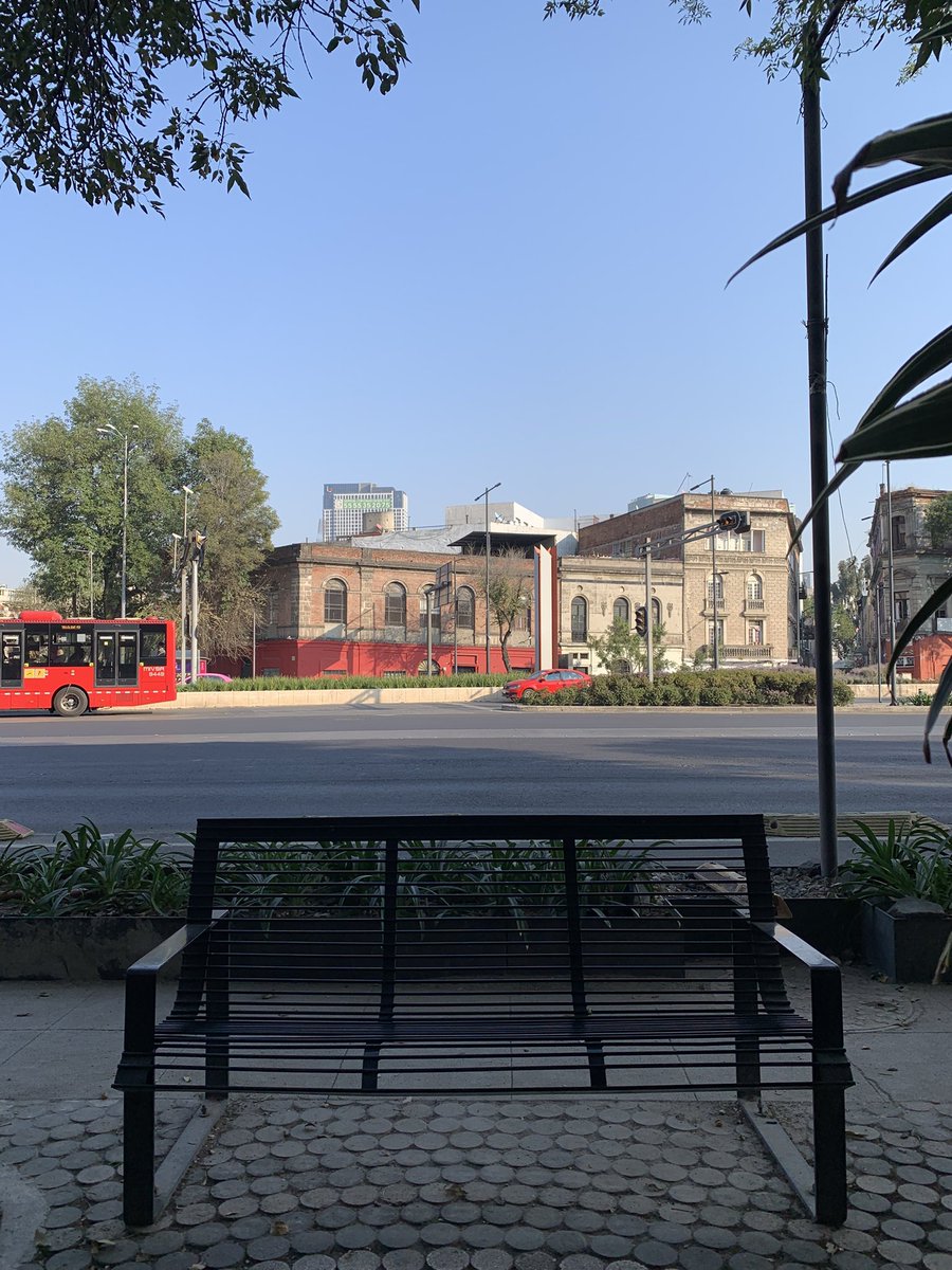 soykul's tweet image. Wey no MAMES que me crucé con el set de Johanne Sacreblu, sede del emblemático baile inicial y del histórico beso-francés-que-aquí-solo-es-beso-estúpida