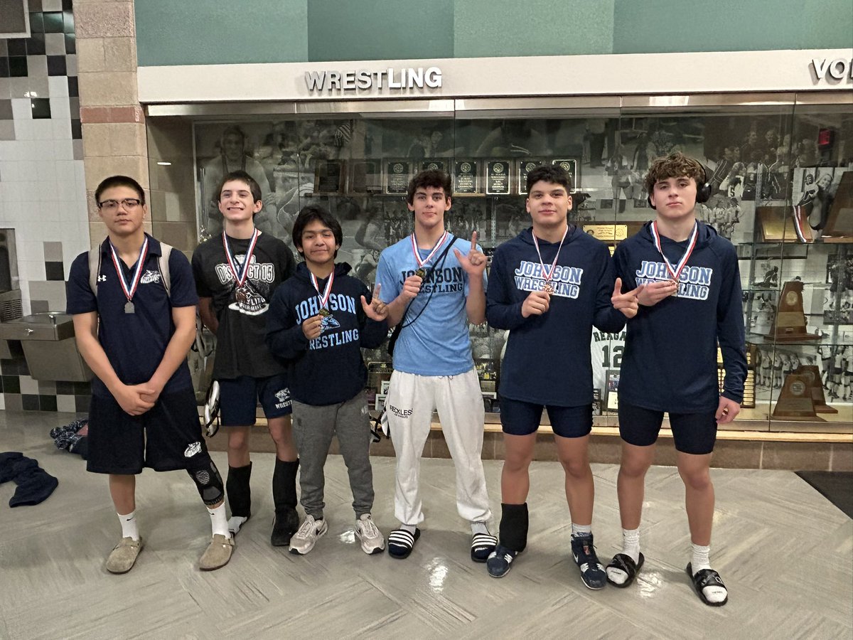 Big congrats to our boys/girls JV wrestlers.  Boys placed 3rd in the District being short-handed w/only 9 of 13 weighs 🥇Shelley Taylor, Michael Leal, Braxton Young 🥈William Reichle 🥉Eric Aker of San Antonio J Michael Stevens, Roland Guedea 4th- Chris Soppe, Nicholas Piccirillo
