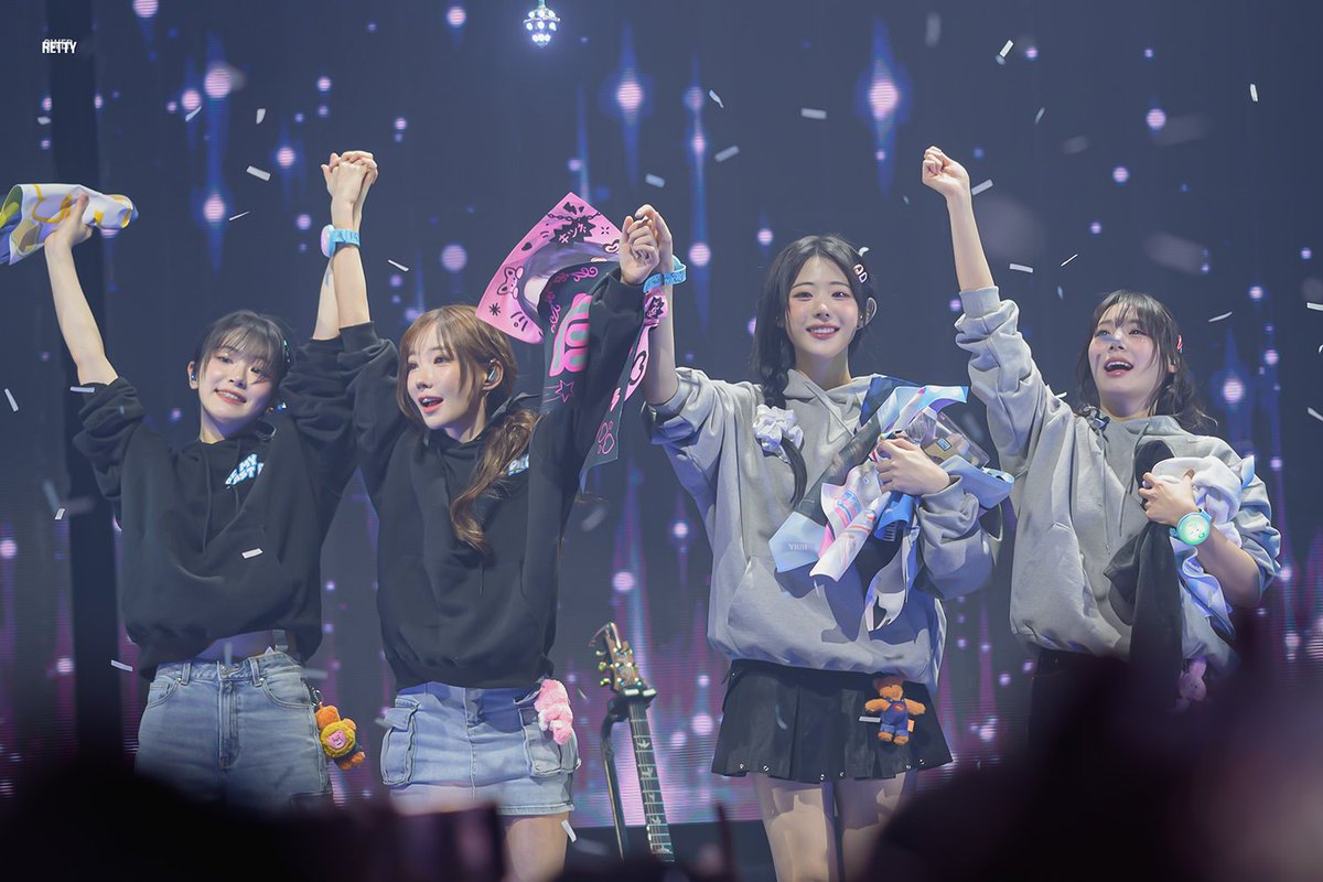 QWER_RETTY_'s tweet photo. 250126 팬콘서트 
너무너무 고생했어요
#QWER #쵸단 #chodan #마젠타 #magenta #히나 #hina #시요밍 #시연 #siyeon https://t.co/6ehMRz16Wj