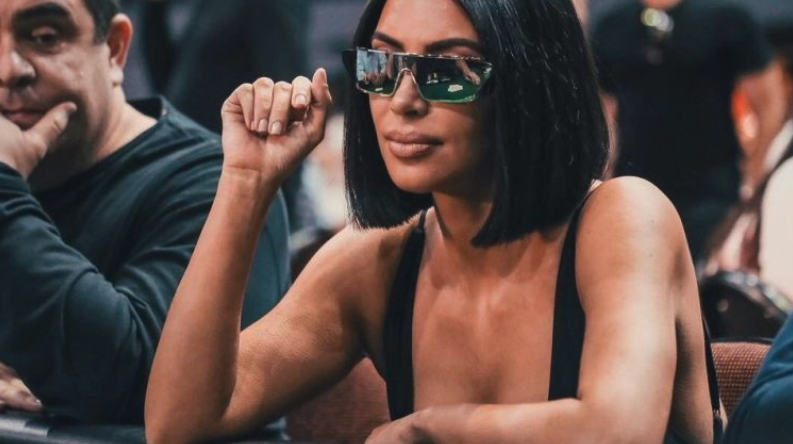 Nadia_Tawfiq_'s tweet photo. ¿Preparados para empezar la semana con cara de póker? 🃏😎 Recuerda: Si alguna vez te sientes estúpid@, recuerda que Kim Kardashian jugó póker con gafas de sol tipo espejo y es billonaria🙃 #pokerlife #humordelunes https://t.co/WJXYMyBfNC