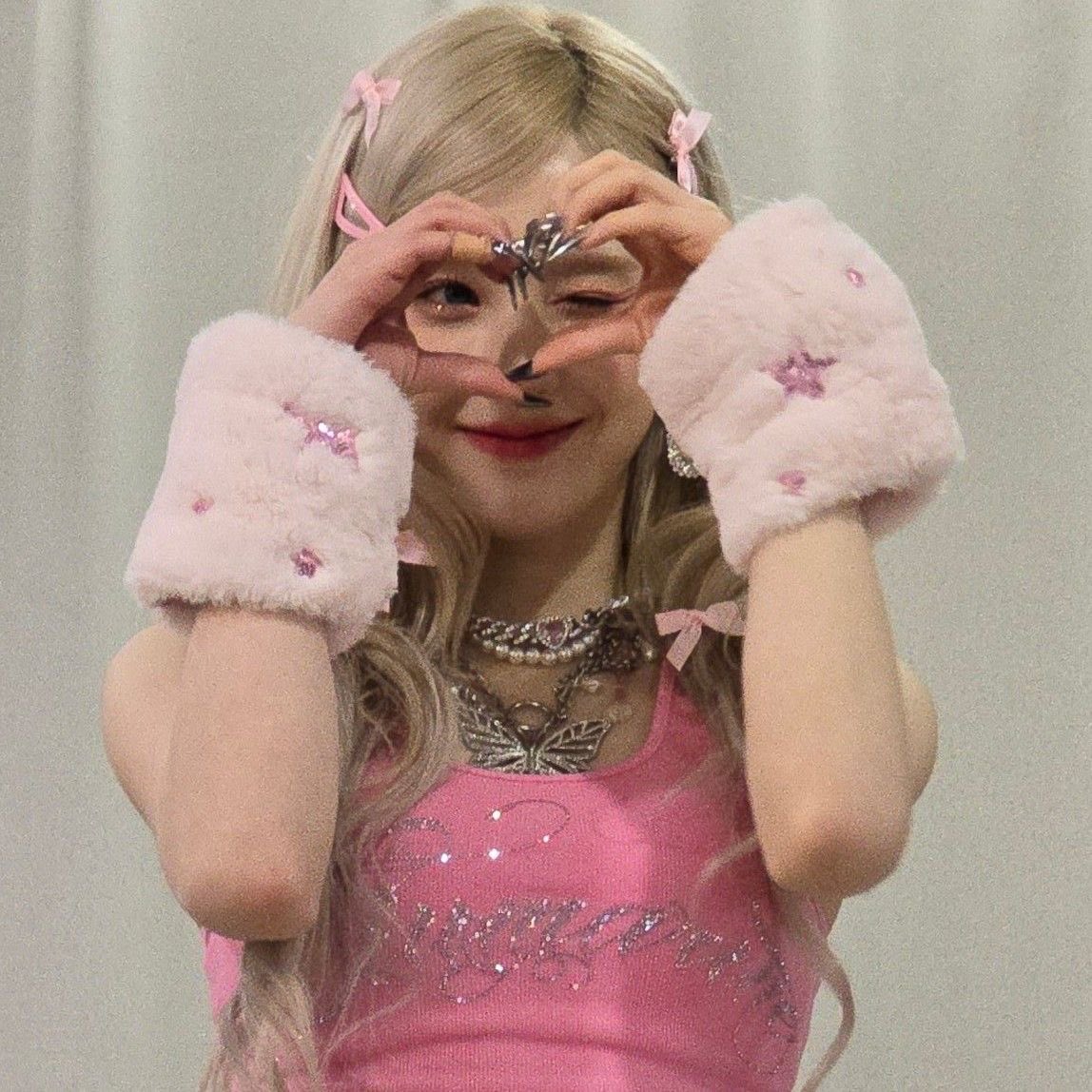 chuutaba's tweet photo. heejin — bonus: wish me mell
wish me mell (mell) is a clumsy, kind and cute rabbit. she helps out with delivering mail and targets young women (15-20) who are too shy or timid to express feelings. she was also born in france! https://t.co/YlVNAbUvaO