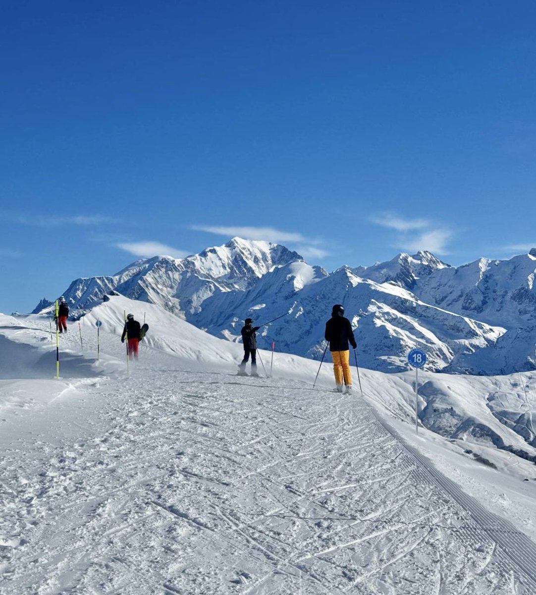 [🔴 En direct] Le Mont Blanc comme toile de fond 🫶 ! Que vous soyez sur les pistes de ski alpin, nordique ou en balade sur les sentiers piétons, profitez d’une vue à couper le souffle 😍❄️