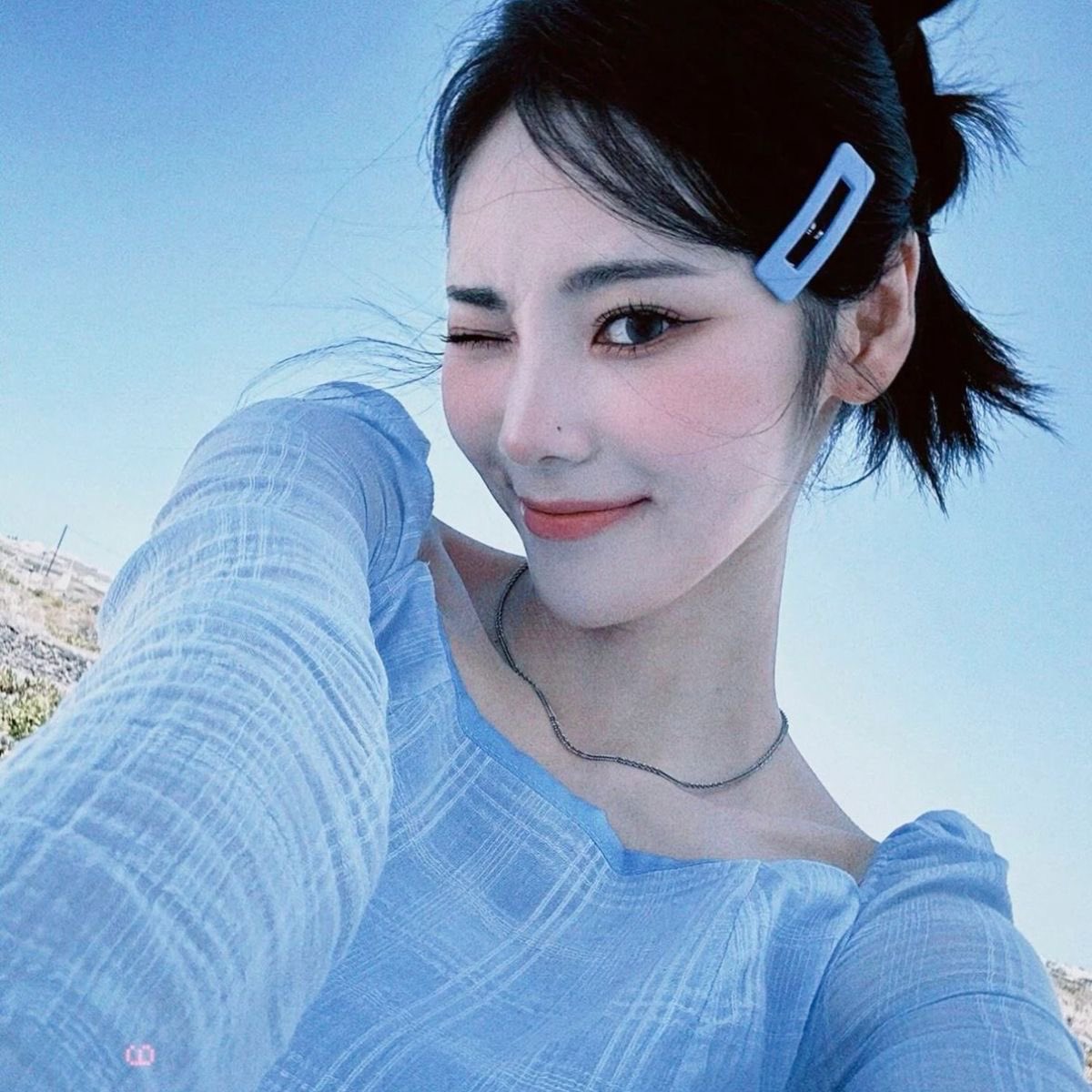 chuutaba's tweet photo. jinsoul as gyoniku 
gyoniku is a laid-back blue fish with a mysterious antenna. he is a plush friend of moppu and debuted in 2017 (like jinsoul!) https://t.co/Ev09FDmPYg