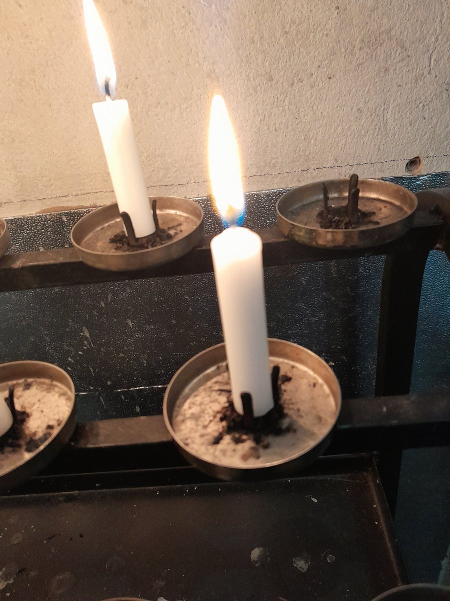 Here is this week's candle, lit in Church this morning.  As usual, please feel free to help yourselves.  ❤️