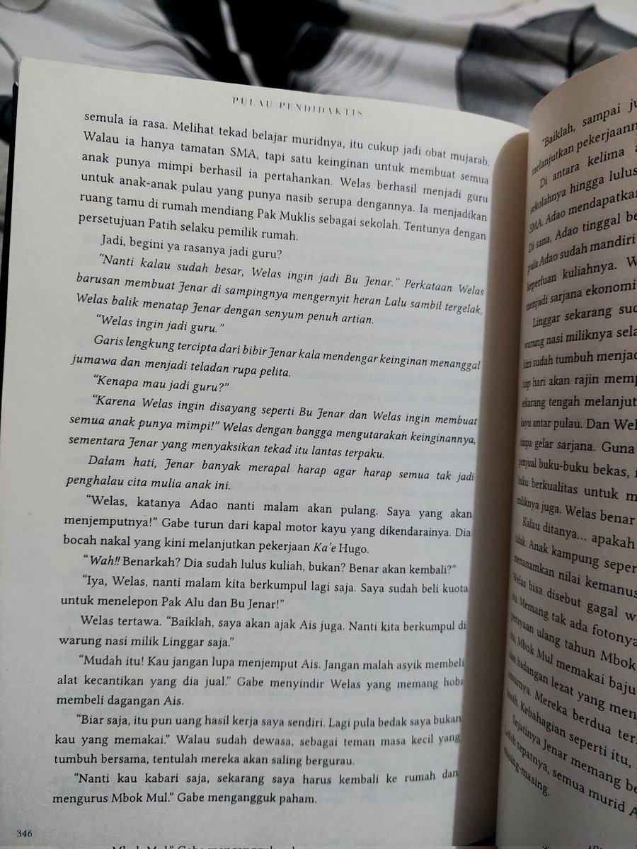 fauseuniverse's tweet photo. Abis baca pulau pendidaktis (lagi), perasaannya masih sama kayak waktu pertama kali baca, keinginan, dan mimpinya yang juga ikut tumbuh seiring hari. Jadiin kedua tokoh dalam buku ini sebagai panutan yang selalu gue rapalkan dalam doa supaya bisa seperti mereka juga https://t.co/bTdM0cOHBW