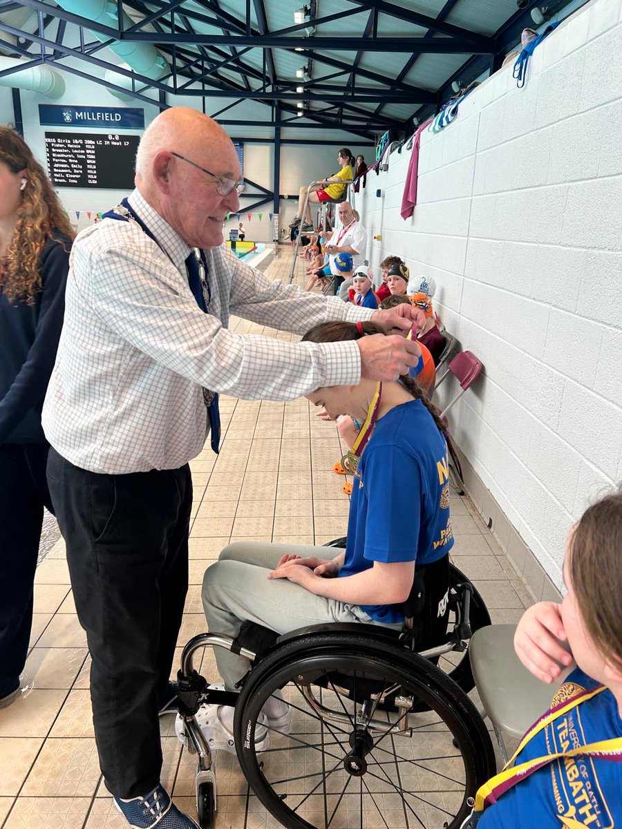 TeamBathAS's tweet photo. @SomersetASA 🚨Breaking News!🚨
British Record Alert!🇬🇧🔥
Nancy Jubb (17yr) has broken the S5 200IM British Record! 🏊♀️💥
While the record is pending ratification, Nancy has already received her presentation by @SomersetASA🎉
@jackkillah
#BlueAndGoldArmy🔷🔶#BritishRecord https://t.co/ChJ8ngvMAD