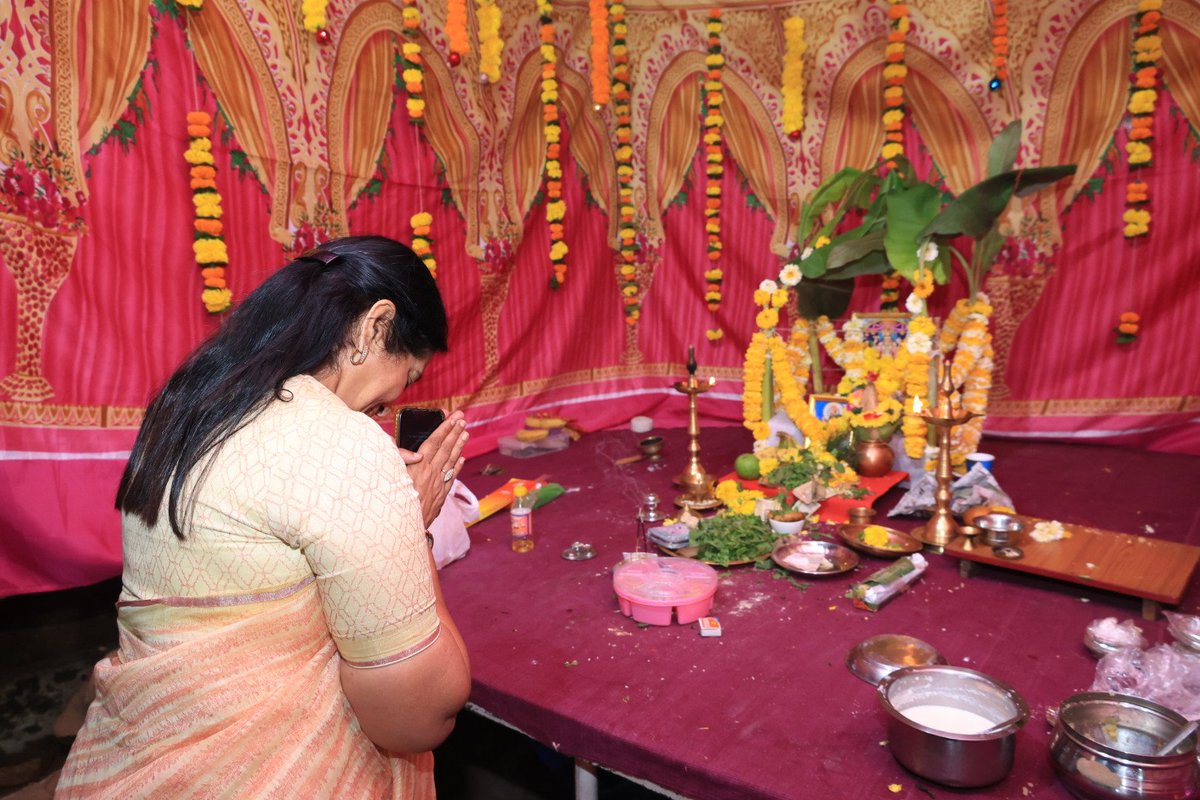 Connectgeeta's tweet photo. श्री संघवी टॉवर में श्री सत्यनारायण महापूजा और हल्दी कुमकुम का आयोजन किया गया था। इस आयोजन में उपस्थित रहकर भगवान के दर्शन कर उपस्थित सभी बहनों को शुभकामनाएं दी।
#mirabhayandar #connectgeeta #satyanarayan #satyanarayanapooja #blessings https://t.co/WIFOHOLUje