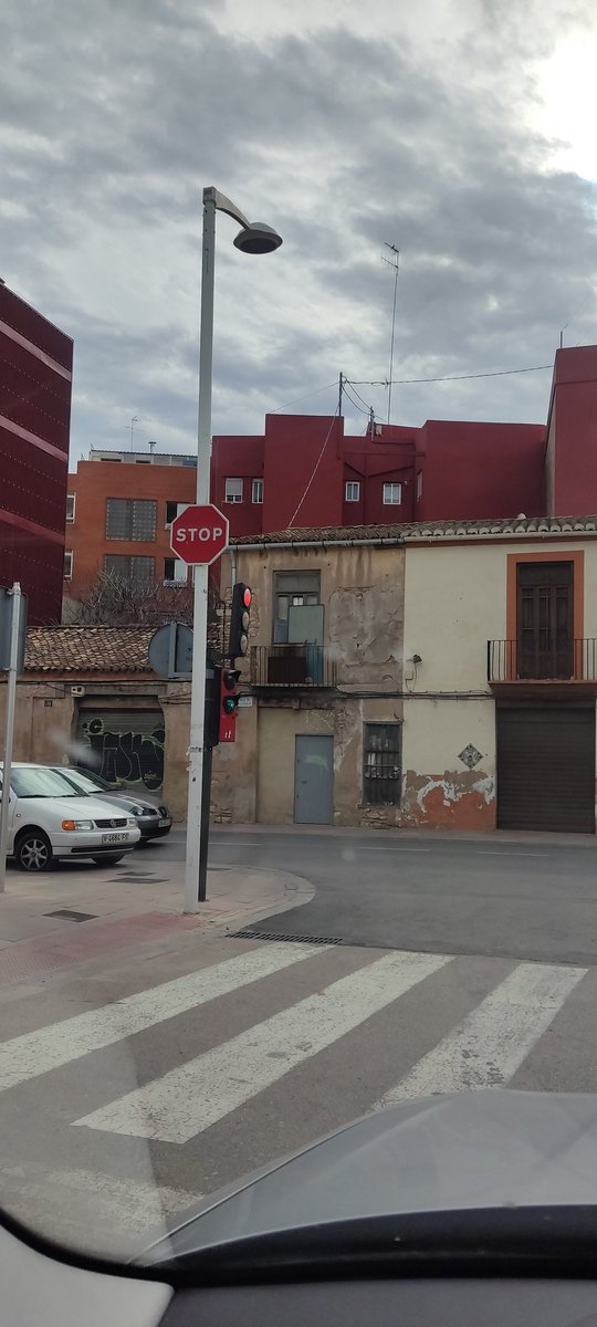 LinoGran's tweet photo. Hola @AjMislata, podríeu encarar correctament este semàfor que dóna eixida del carrer Fielat al carrer València. Gràcies https://t.co/oqeWYX1FBU