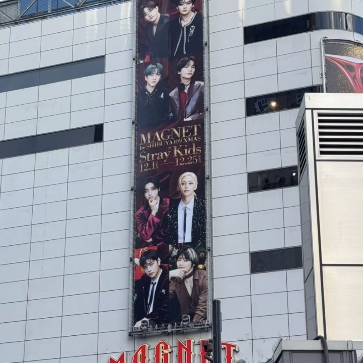 hwngzhuo's tweet photo. HELP STRAY KIDS SPOTTED IN IVE’S ”REBEL HEART” MV https://t.co/U1fpyUCvaM