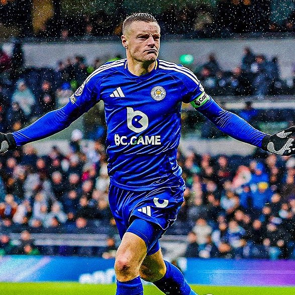 eurofootcom's tweet photo. 🏴󠁧󠁢󠁥󠁮󠁧󠁿🦊 Jamie Vardy (38) scored against Tottenham. He then pointed to the Premier League badge in reference to Leicester winning the league back in the 2015/16 season. 🏆 https://t.co/Y8QJmVISCn