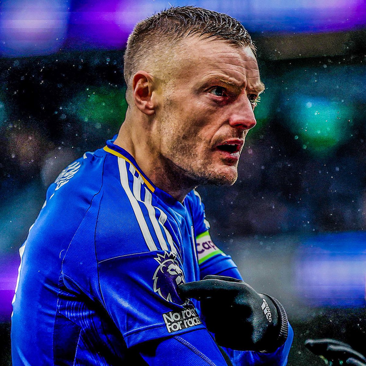 eurofootcom's tweet photo. 🏴󠁧󠁢󠁥󠁮󠁧󠁿🦊 Jamie Vardy (38) scored against Tottenham. He then pointed to the Premier League badge in reference to Leicester winning the league back in the 2015/16 season. 🏆 https://t.co/Y8QJmVISCn