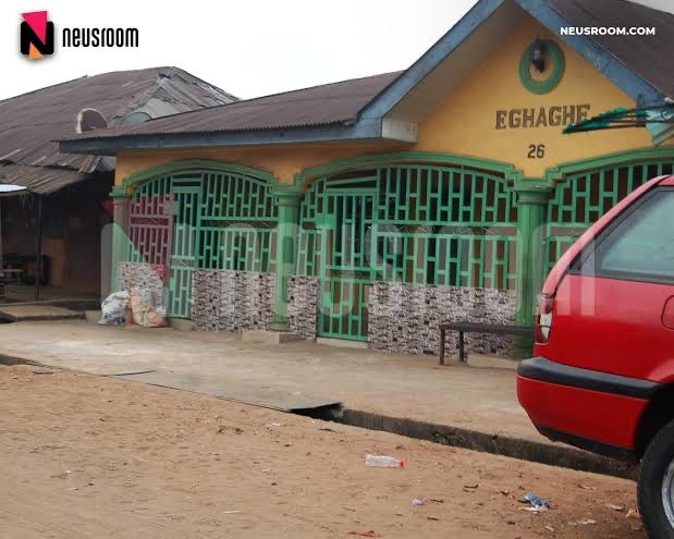 NigeriaStories's tweet photo. Finally, it took the courage of Superintendent of Police, Kayode Uanreroro, to bring the Anini reign of terror to an end. On December 3, 1986, Uanreroro caught Anini at No 26, Oyemwosa Street, opposite Iguodala Primary School, Benin City, in company with six women. https://t.co/LIlnJiddVF