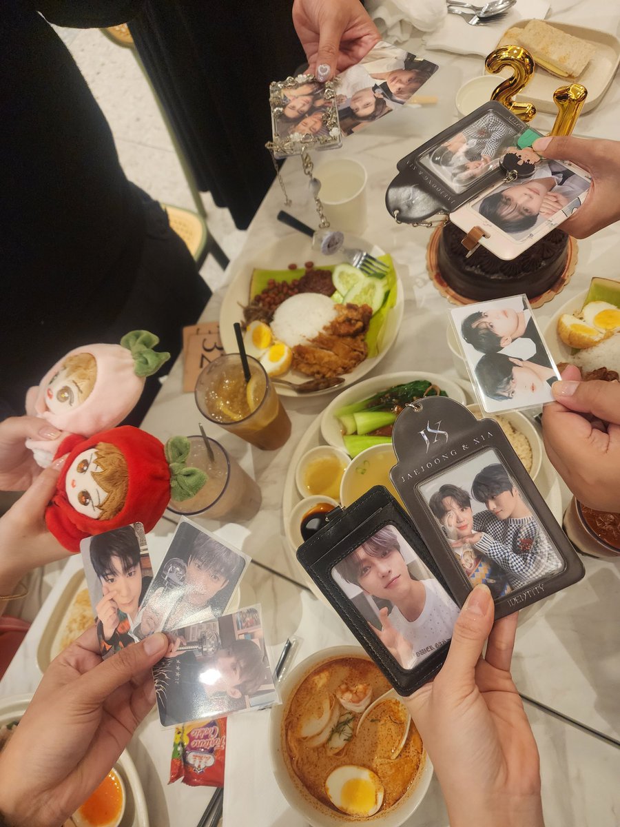 strawberrysoop7's tweet photo. Happy birthday (today, in advance &amp; belated), happy anniversary, and everything in between (also packing freebies for toho con and life4cuts with homin and sharing concert experiences)! Glad to FINALLY meet Cebu Cassies in person here...see you at the next stop of whichever! 🍻 https://t.co/64IU5augMg
