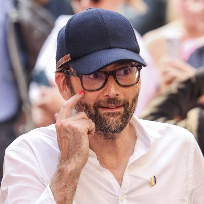 guzmansgomez's tweet image. david tenannt with pink nails and his nonbinary pin was such an iconic look