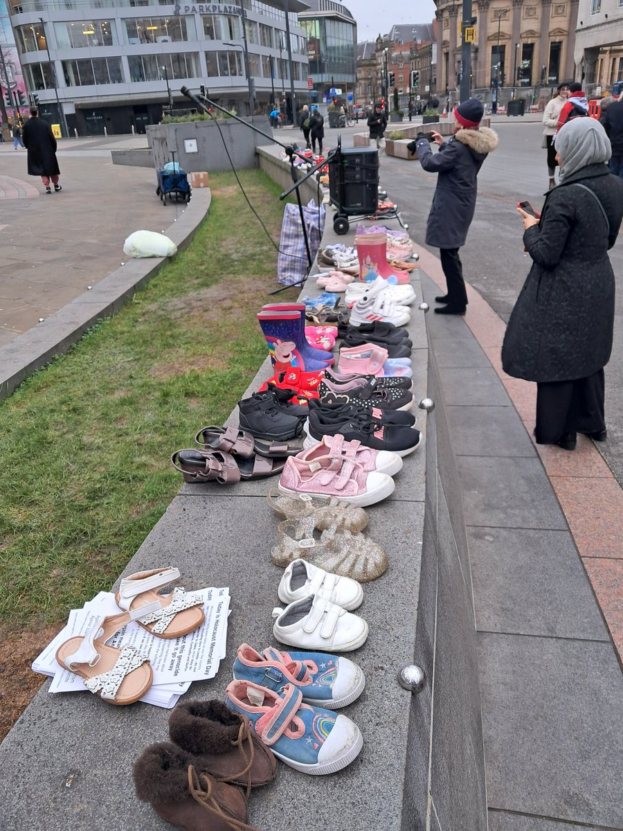 Today our Henry read 'In Gaza, the children' by <a href="/MichaelRosenYes/">Michael Rosen 💙💙🎓🎓 NICE 爷爷</a> at a Leeds event marking the Holocaust and genocides in Bosnia, Rwanda, Cambodia, Sudan and Palestine.
Never again means never again for anyone.