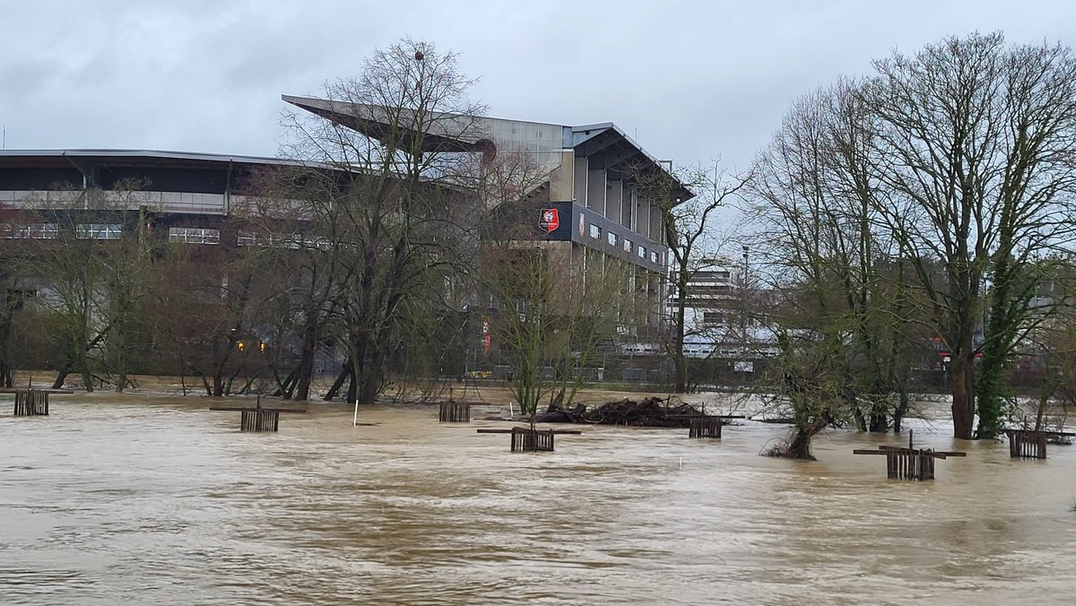 commault_p's tweet photo. @VSimonneaux Il est clair que le stade rennais prend l’eau !! https://t.co/jYMNHSgW4R