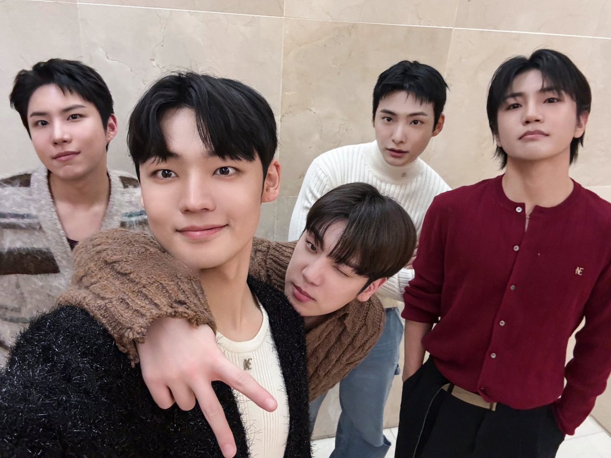 official_ACE7's tweet photo. [📸]

250126 애플뮤직 팬사인회 종료 

우리 초이스는 뭘 먹고 이렇게 이쁜가~?
애플 먹어서 그런가? 🍎

#에이스 #피냐타 #에이스피냐타
#ACE #PINATA #AcePINATA https://t.co/BsOB68SIjR