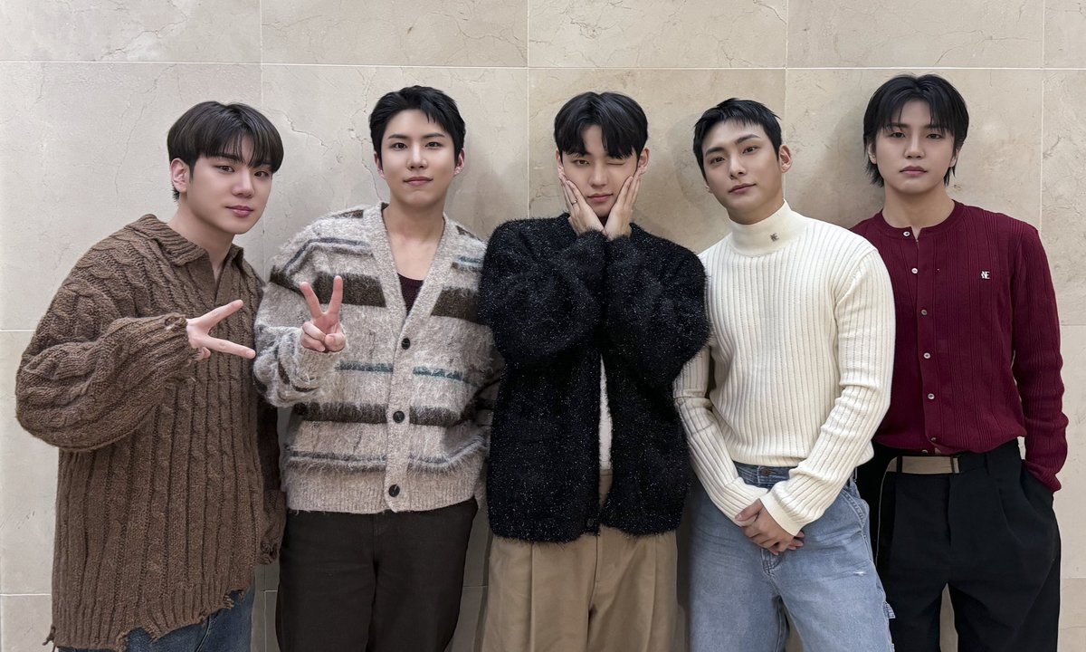official_ACE7's tweet photo. [📸]

250126 애플뮤직 팬사인회 종료 

우리 초이스는 뭘 먹고 이렇게 이쁜가~?
애플 먹어서 그런가? 🍎

#에이스 #피냐타 #에이스피냐타
#ACE #PINATA #AcePINATA https://t.co/BsOB68SIjR