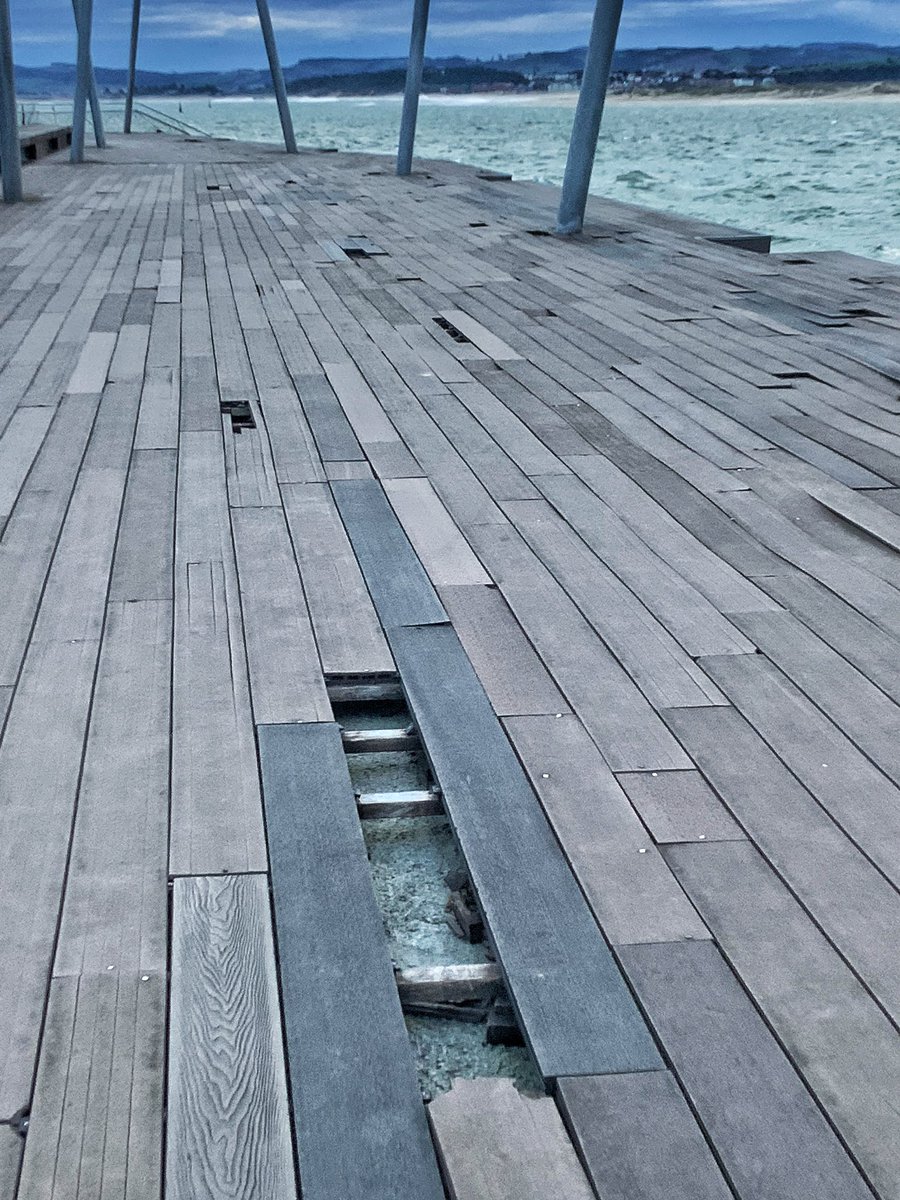 En tres imágenes… Un domingo de viento sur en la duna de Zaera… junto a la bahía de Santander