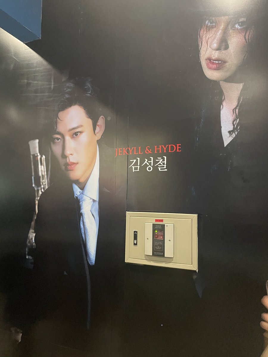 열분 오랜만이에요
저 사실 오늘 철군 만나고 왔습니다 너무 감격스러워서 눈물이 날지경이에요 보는내내 소름이 끼쳐서 닭이될뻔 했습니다 꼭 보세요
