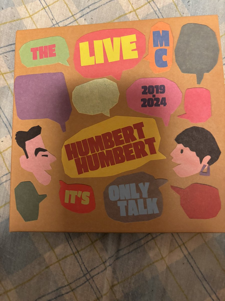 BURGER_dotcom's tweet photo. 本日はハンバートハンバートさんのライブに行ってきました！バンドセットで観るのは初めてでしたが全てが最&amp;高でした✨お目当てのグッズのMC集も無事GETです♬😆

#ハンバートハンバート
#nhkホール
#寝ても覚めても https://t.co/jyChjqAvU4