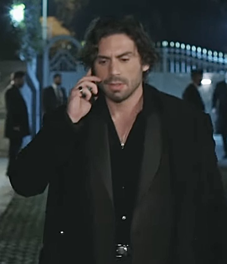 So Yali updating us with diary..
From future: Suna msg: “Kaya, I screwed all up, I slept with Ferit, got pregnant, lost child, ruined my sister’s life and I am divorcing cause my husband can’t see my feelings. Help”
Kaya calling: “Artık çok geç Suna…. şaka, I will help” 
#KaySun