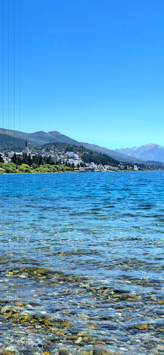 ¡Buenos días! Desde la encantadora Bariloche, en la Patagonia Argentina, les deseamos un domingo lleno de paz y alegría. Que la serenidad de nuestros lagos y la majestuosidad de la cordillera inspiren su jornada. Como dijo Jean-Jacques Rousseau: "Hay un libro abierto siempre para