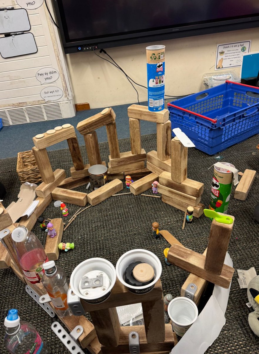 Year 1 Challenge - Build A Stadium. Skills developed - teamwork, planning, fine and gross motor, delegation, negotiation, cause and effect. #looseparts #ReggioEmilia #earlyyears #c4w