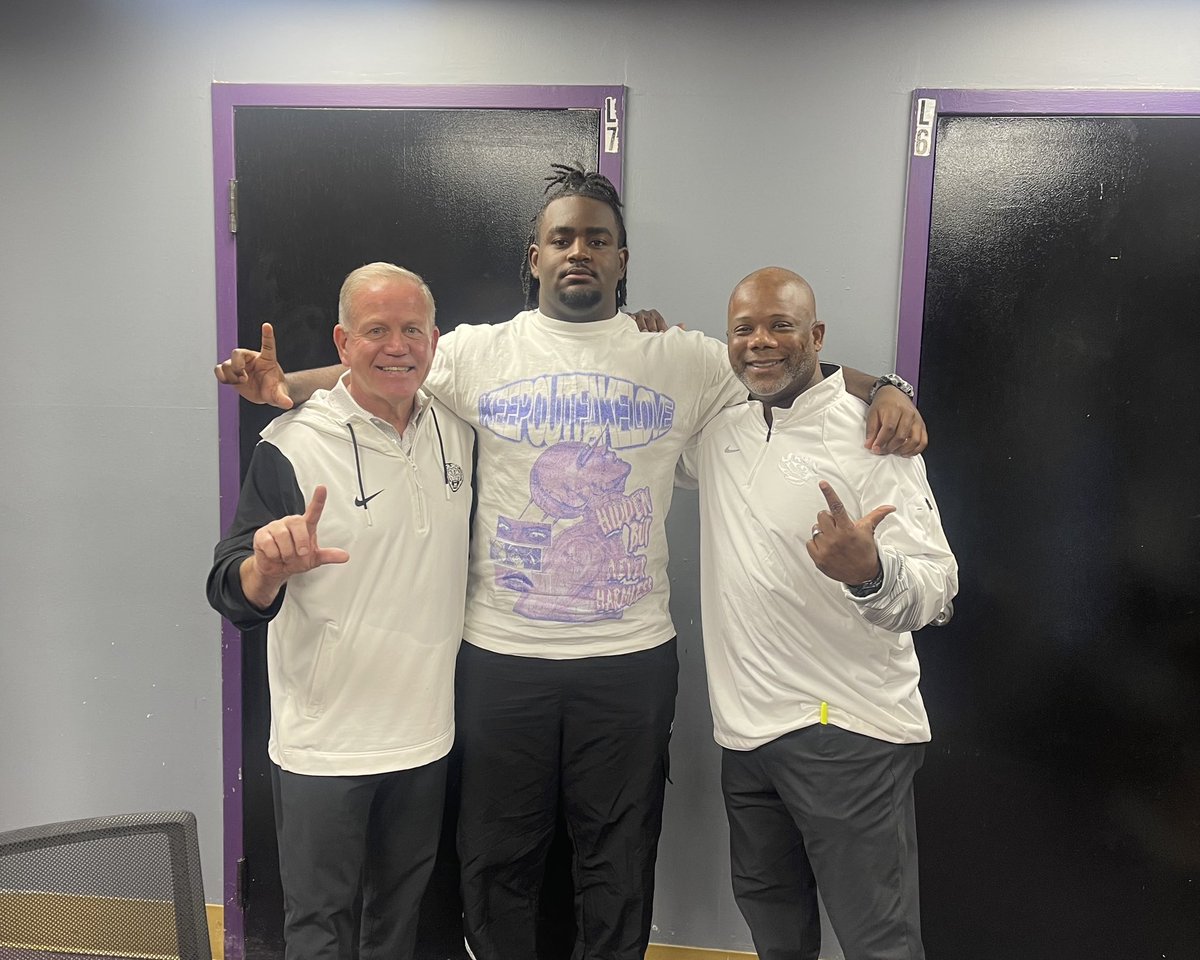“You could tell me a number. You could tell me I'm going to have this; I'm going to have that, but relationships mean the most to me.”

#LSU commit Jalan Chapman recaps a recent visit from Brian Kelly and the Tigers

(🔒) 247sports.com/college/lsu/ar…