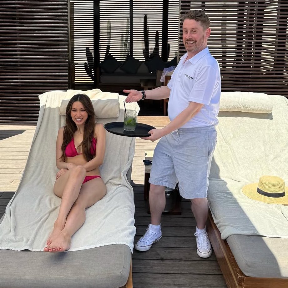 solelynostalgia's tweet image. brenda song and macaulay culkin living the suite life 😭