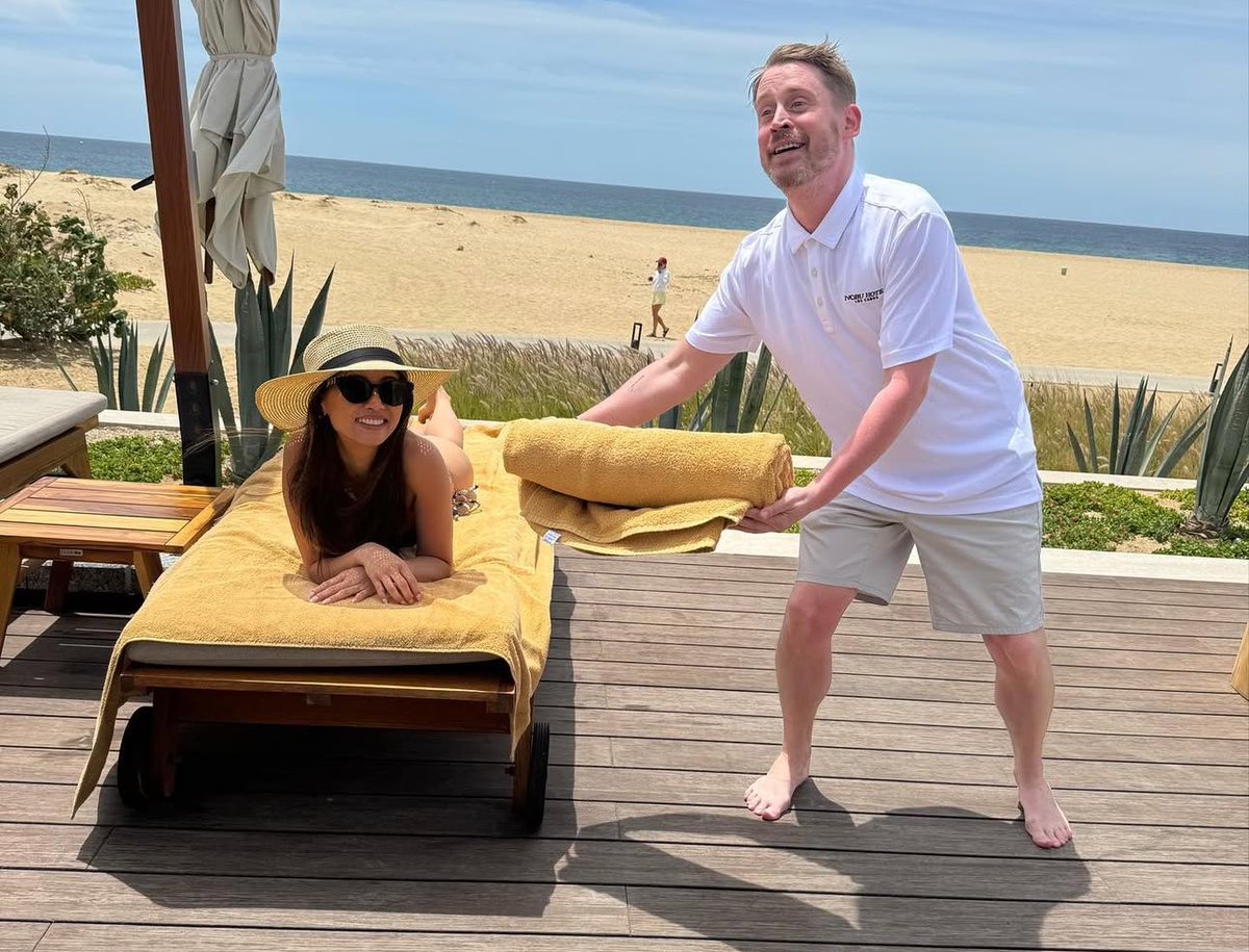 solelynostalgia's tweet image. brenda song and macaulay culkin living the suite life 😭