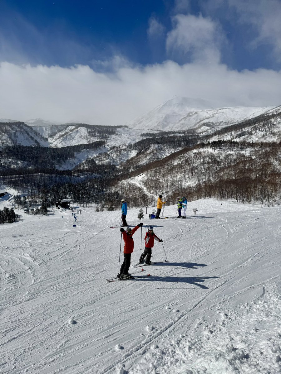 takewick's tweet image. family ski with son &amp;amp; wife at Tsugaike.  It was snowing in the morning but turned to be a beautiful sunny day.  rare chance to enjoy “THE DAY” in the back country.  really wanted to hike up the mountain…
#FamilySki #Ski #Tsugaike #栂池 #Hakuba #白馬