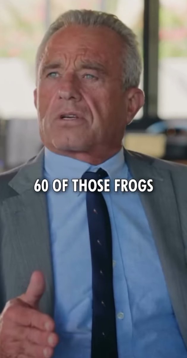 Amerika’nın yeni Sağlık Bakanı, Dr Kennedy, tarımda kullanılan böcek ilacının akvaryuma konulan kurbağaları nasıl kısırlaştılığının %60’ının kısırlaşa geldiğini, %10’’unun ise erkek kurbağadan dişiye dönüştüğünü yani cinsiyetlerinin değiştiğini sunan deneyi anlatıyor!