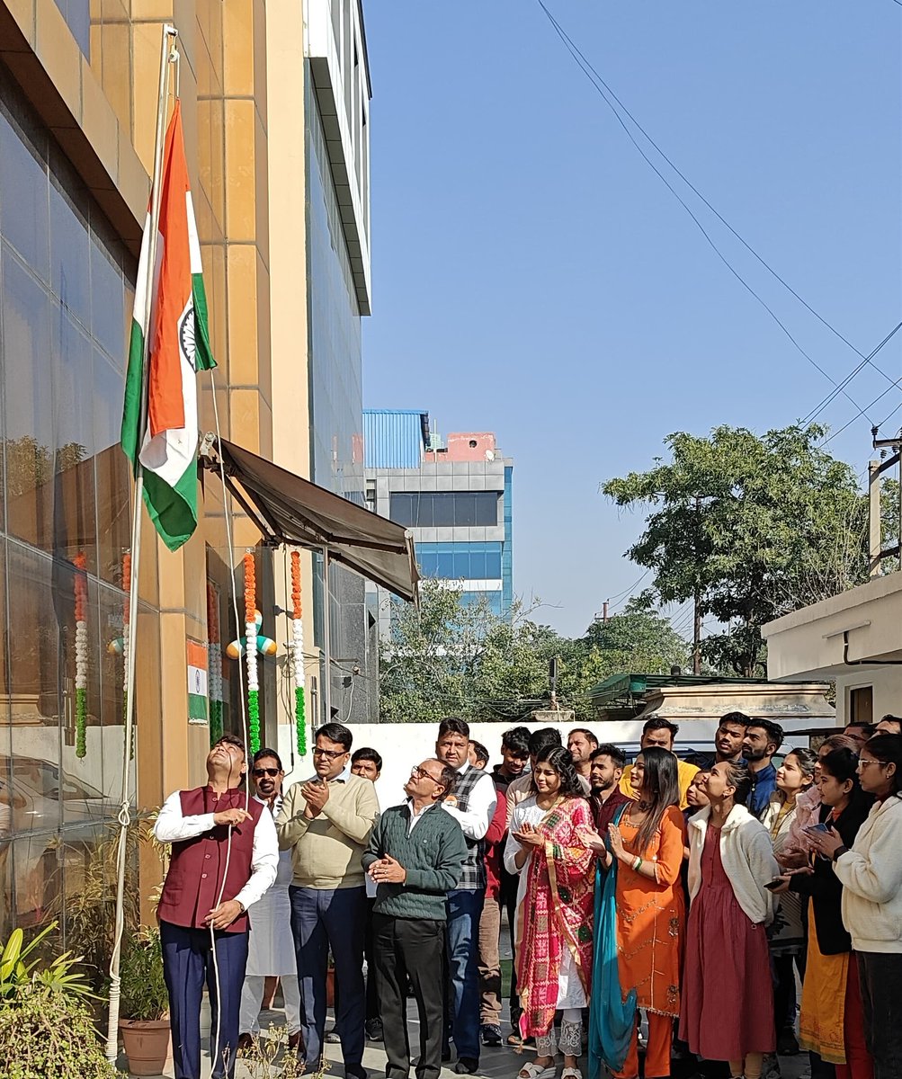 PrimeNewsInd's tweet photo. #RepublicDay2025 

गणतंत्र दिवस के पर्व पर PRIME न्यूज़ के दफ्तर में ध्वजारोहण किया गया। इस मौके पर PRIME न्यूज़ के MD/editor-in-chief मनीष कुमार पाण्डेय ने सभी को गणतंत्र दिवस की शुभकामनाएं दीं ।

#primenews #RepublicDay #MD_PRIMENEWS #OFFICESTAFF #NewsUpdate https://t.co/APfWdw867l
