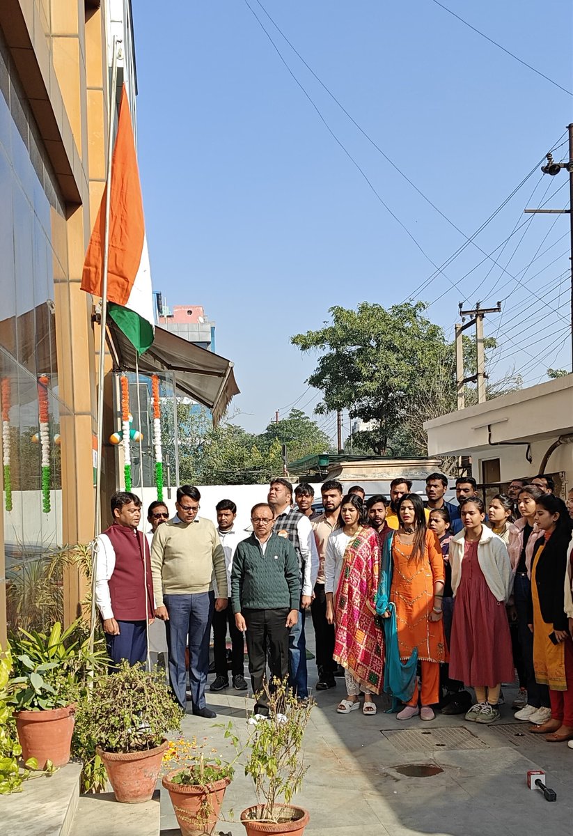 PrimeNewsInd's tweet photo. #RepublicDay2025 

गणतंत्र दिवस के पर्व पर PRIME न्यूज़ के दफ्तर में ध्वजारोहण किया गया। इस मौके पर PRIME न्यूज़ के MD/editor-in-chief मनीष कुमार पाण्डेय ने सभी को गणतंत्र दिवस की शुभकामनाएं दीं ।

#primenews #RepublicDay #MD_PRIMENEWS #OFFICESTAFF #NewsUpdate https://t.co/APfWdw867l