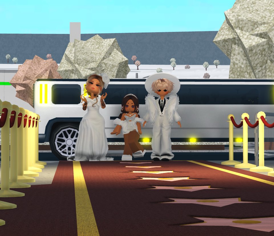 KV1921_'s tweet photo. @heybloxburg I like this photo too https://t.co/o28cx5ArZS