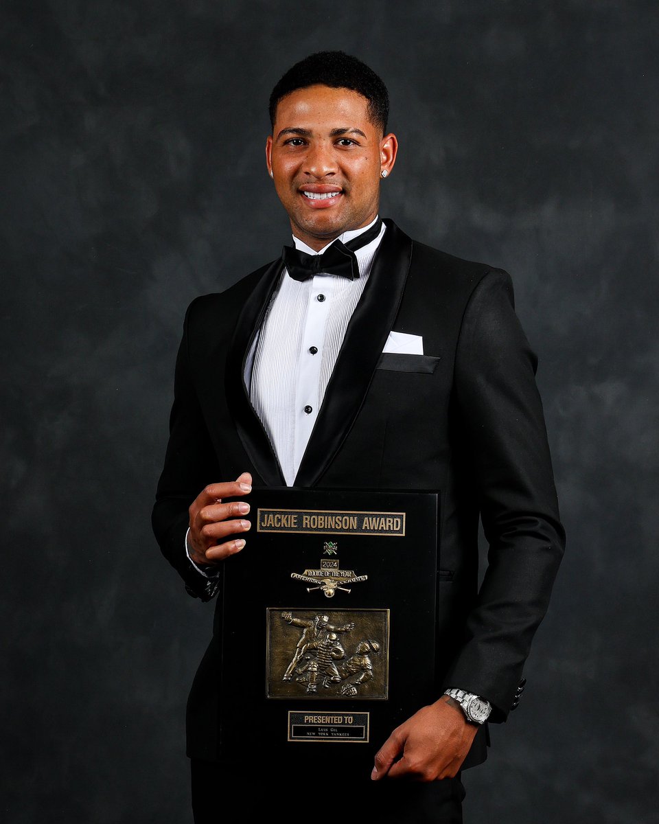 Gil got his Rookie of the Year hardware 🙌

<a href="/thegil81/">Luis Gil</a> 🏆