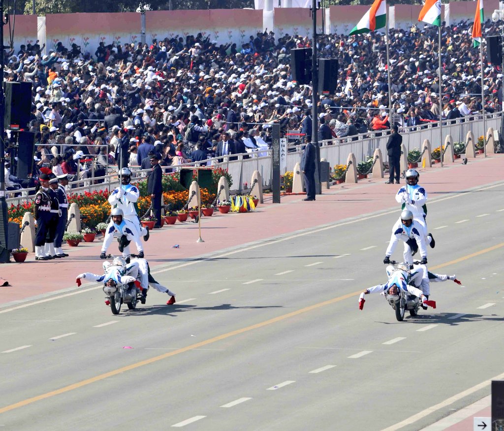 prodefgau's tweet photo. Famously known as ‘The Dare Devils’, the Corps of Signals #IndianArmy Motorcycle Rider Display Team showcased their unmatched skill and precision with breathtaking stunts during the motorcycle display. #IndianArmy #TheDareDevils https://t.co/FxL0vkJ9NP