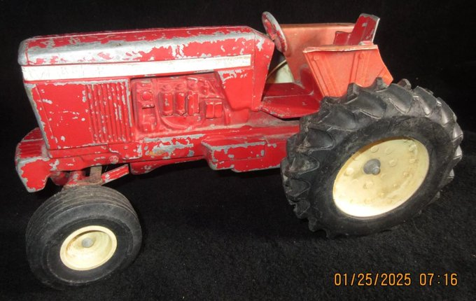 rusticrelics04's tweet photo. Vintage JLE Scale Models 1:16 Red John Deere All-American Toy Show Tractor https://t.co/5w1oGDaGPk #eBay via @eBay #Johndeere #jdtractor #tractorlife #farmers #farming #vintage #equipment #toys #Mancave #HobbyFarm #familyowned #Farmtech #Agriculture #USA #vintage #toycollector https://t.co/SpM4uuxyRo