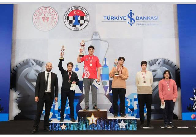 ADAR TARHAN, DÖRDÜNCÜ KEZ ŞAMPİYON
18-25 Ocak 2025 tarihlerinde Antalya'da düzenlenen Türkiye Küçükler ve Yıldızlar Satranç Şampiyonaları’nda 18 yaş Kategorisinde IM Adar TARHAN yenilgisiz şampiyon oldu. 14, 15 ve 17 yaşta da şampiyon olan Adar dördüncü kez şampiyon oldu.