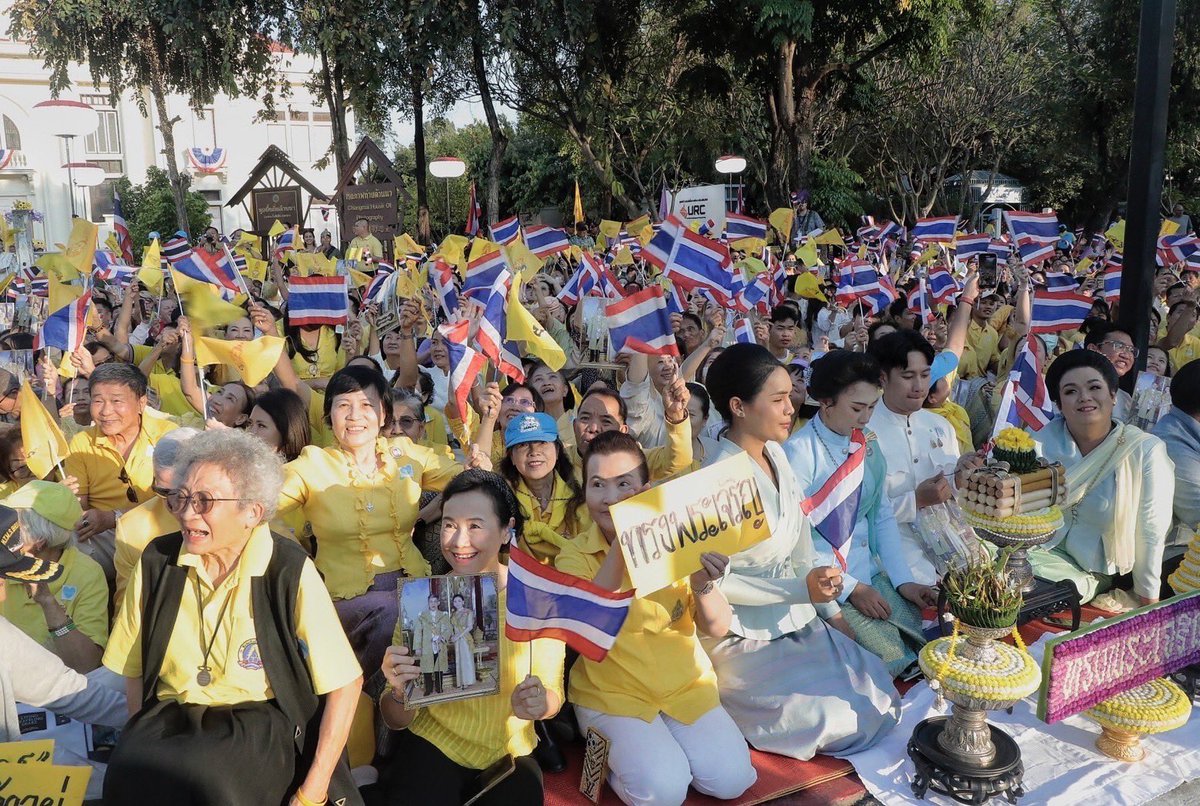 ในหลวง-พระราชินีเสด็จฯไปในพิธีบายศรีทูลพระขวัญ เนื่องในโอกาสพระราชพิธีมหามงคลเฉลิมพระชนมพรรษา ๖ รอบ