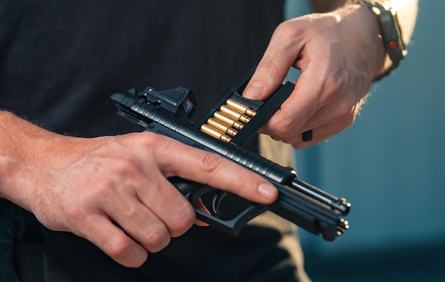 ケルテック社製の新型拳銃『PR57』だけど、最も特徴的な「ストリッパー