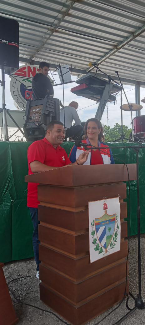 Último minuto! La Ministra del Comercio <a href="/BetsyDazVelzqu2/">Betsy Díaz Velázquez</a> , junto al secretario general del SNTCGS, dan a conocer que la provincia sede del #4 de febrero es VILLA CLARA. #PorCubaJuntosCreamos ¡Felicidades! #ComercioDelPueblo  <a href="/MincinCuba/">Comercio Cuba</a>
