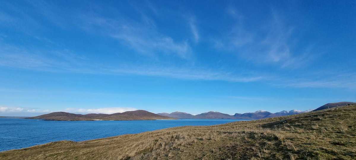 harris_holiday's tweet photo. Sunday, sparkly morning and a wee jaunt up to MacLeod's Stone.  An impressive slab.  Do your holiday your way with #selfcateringaccommodation #isleofharris #standingstone #OuterHebrides #Taransay #beaches #selfcatering #Scotland

https://t.co/9jQUp5ORFo https://t.co/JZQ4uSKns3