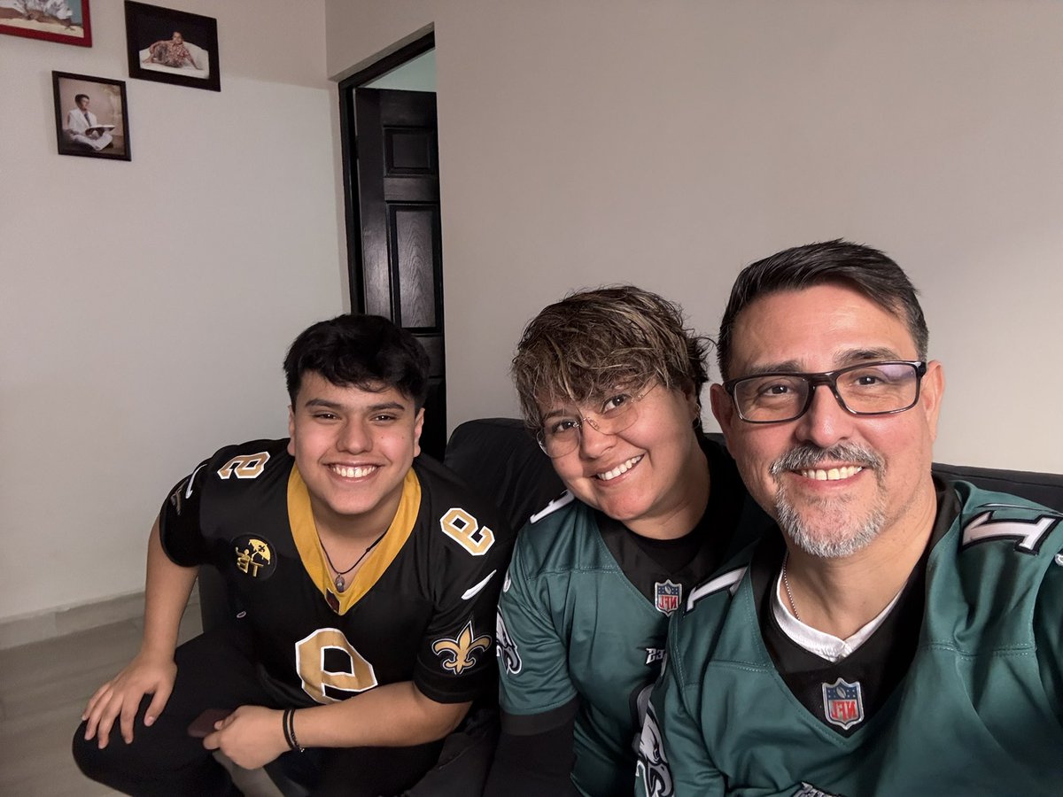 Vero_R's tweet photo. #NFLenTelevisa 
Apoyando a Eagles https://t.co/WBfhxOvpot