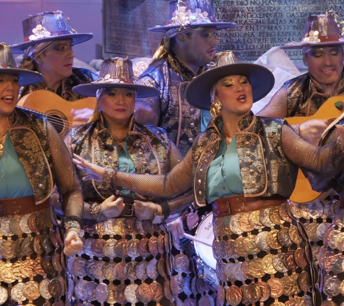 LRRspace's tweet photo. Cuando sales con tus amigos en carnaval y acabas en la carpa en vez de en el tablao de La Viña #COAC2025P4 https://t.co/uRk5wQhdXS