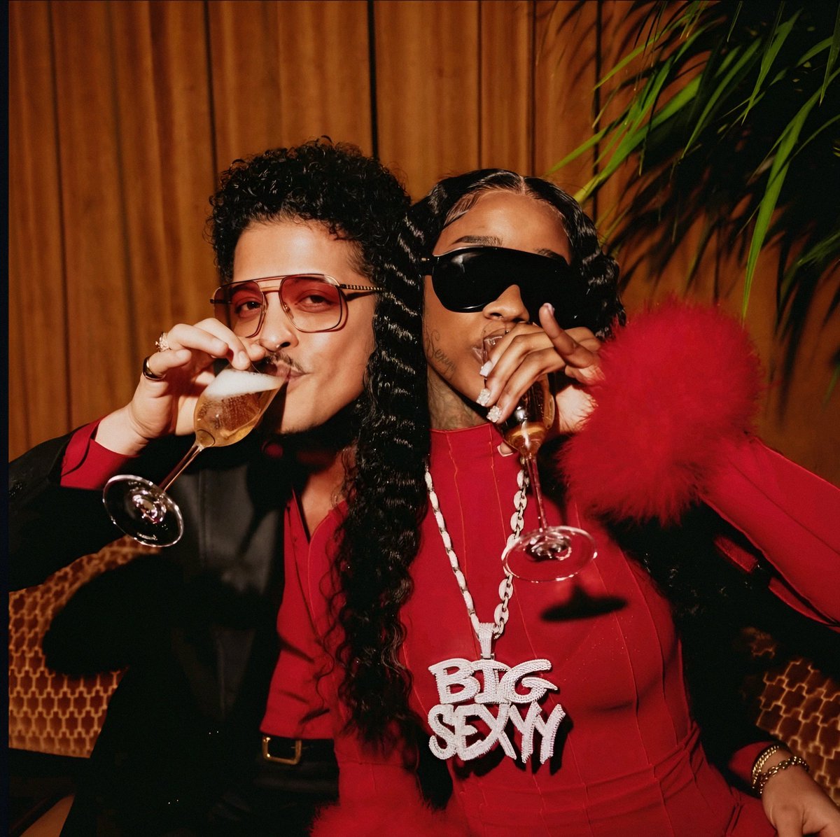 NavyM4rs's tweet image. Double the glam  🥂 ❤️
#SexyyRed    #heybruno