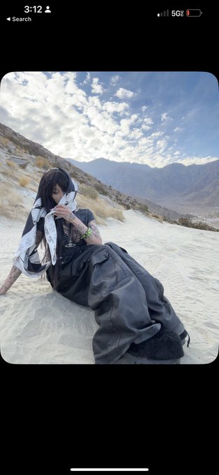 Watch zombrii 🤍's leaked NSFW photo on TwXstars